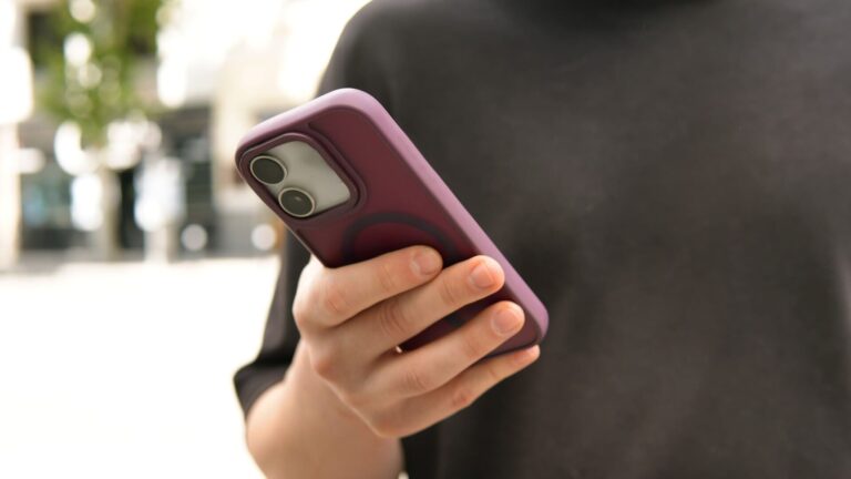 Licenciado por SMS racistas, jura que su teléfono fue hackeado