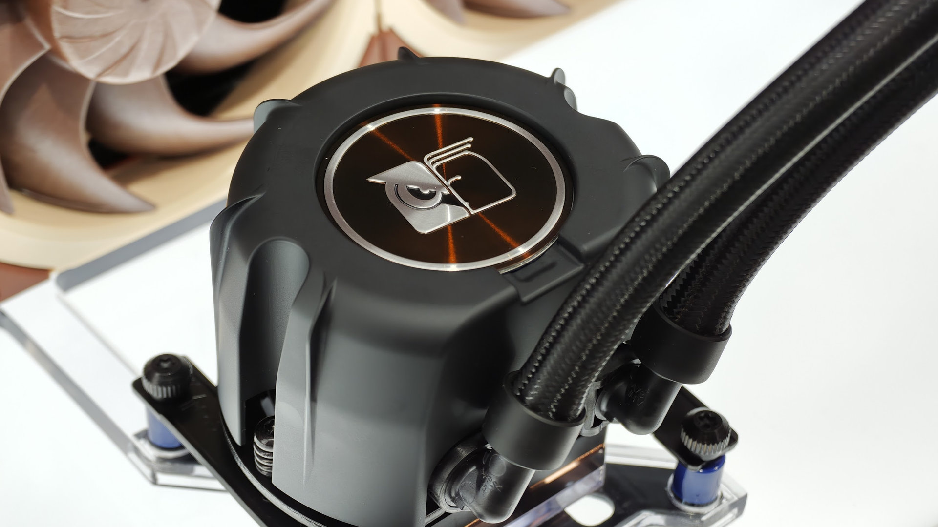 Noctua lanzará su primer kit AiO de refrigeración líquida en
