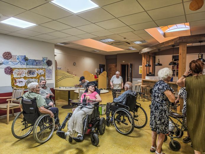 REPORTAJE. "Nos hacen beber mucha agua": cómo esta residencia de