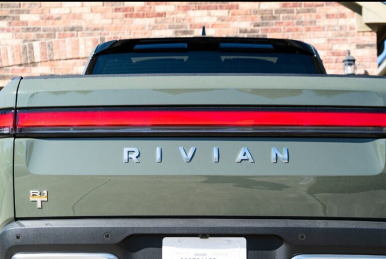 Rivian acusada de prometer demasiada autonomía en sus primeros vehículos