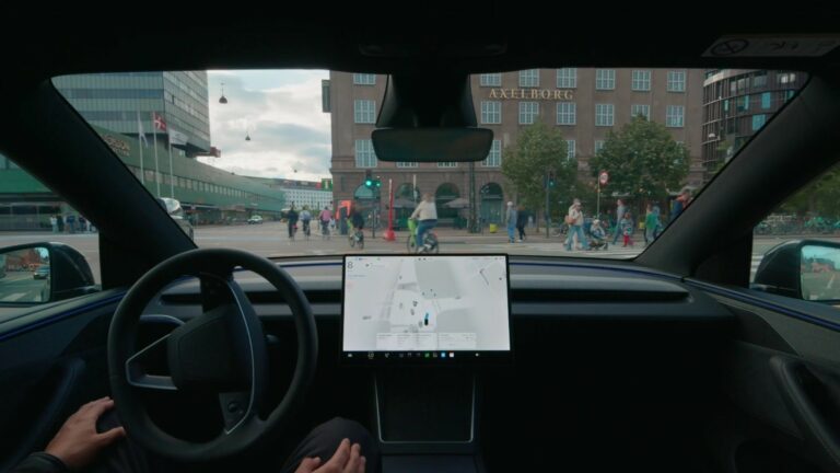 Tesla celebra la llegada de FSD a Dinamarca con un