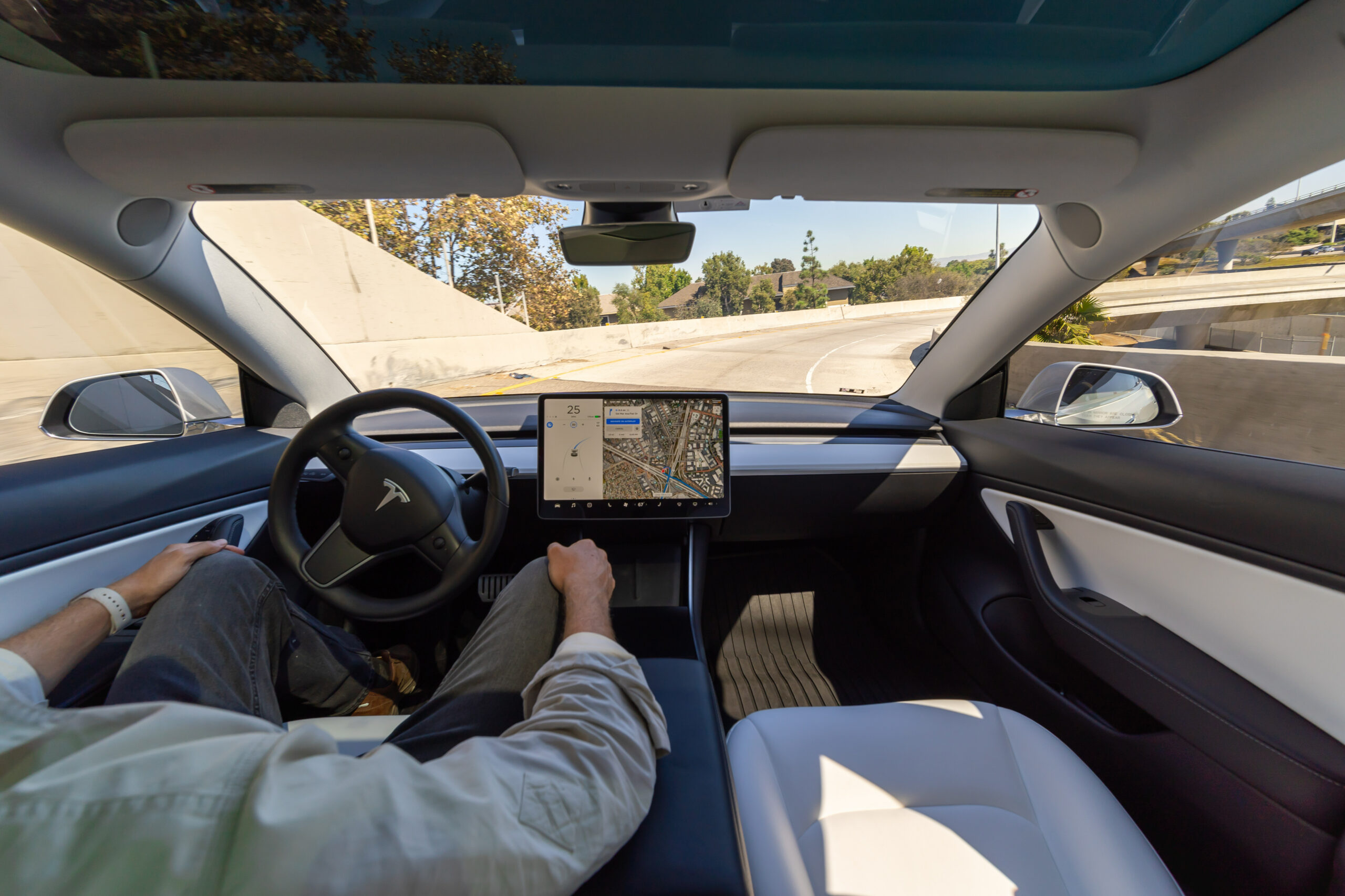 Tesla: un cuarto país europeo valida el asistente de conducción