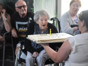 "¡Nunca bebo agua!" : a los 100 años, Christiane hace