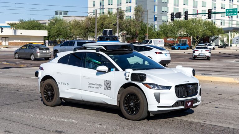 Waymo abre una filial en Francia: los robots taxis se