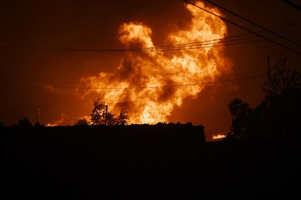 Densa y negra humo, fuerte olor a plástico quemado: un