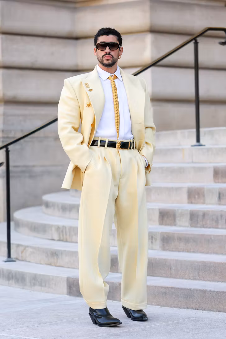Bad Bunny abre la Fashion Week con una corbata poco