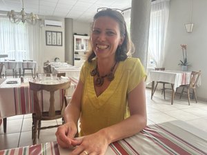Durante un tratamiento termal en Bagnères-de-Bigorre, Aurélie experimenta un cambio