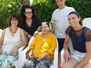 Cuando una familia rinde un emotivo homenaje a los cuidadores