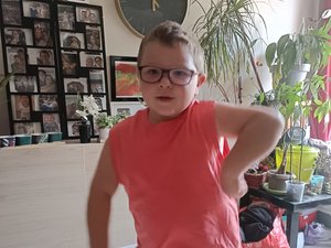 "Cuando baila, realmente está en su mundo": a los seis