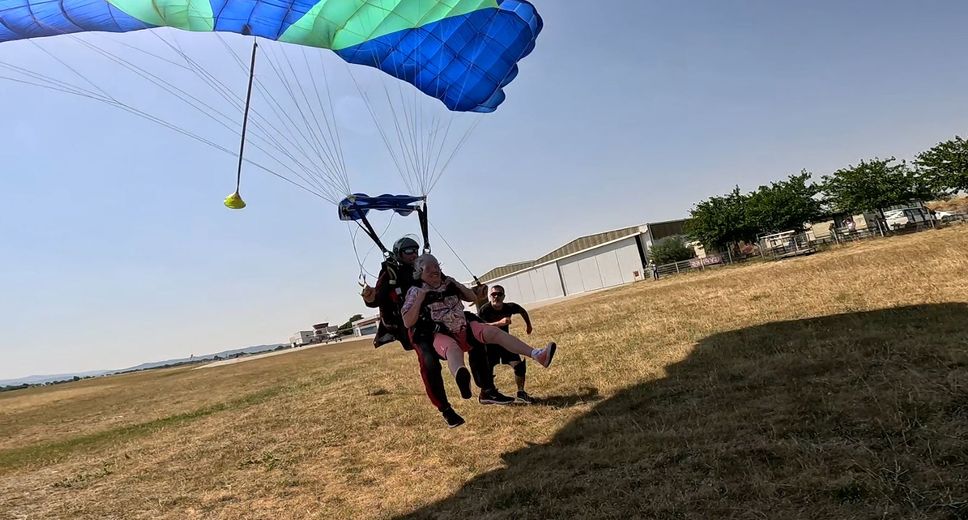 Yvette aterrizando en el aeródromo de Pujols, cerca de Pamiers.