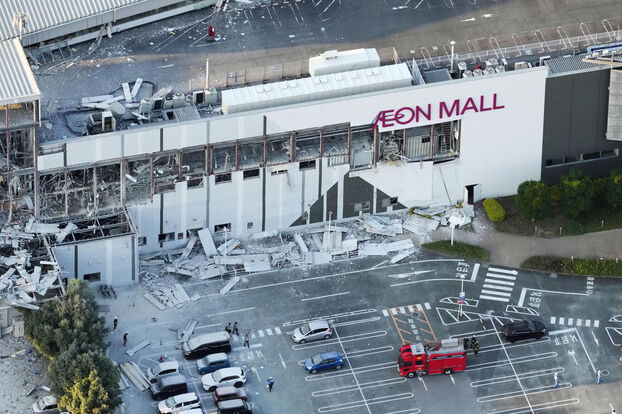 Fuerte terremoto en Japón: centro comercial colapsado, carreteras y puentes