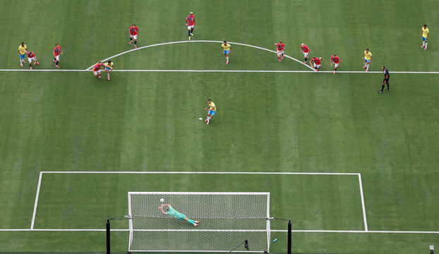 Bruno Guimaraes fallando un penalti