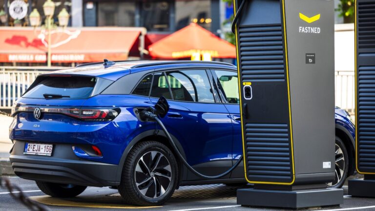 Bruselas sancionará los coches estacionados en las estaciones de carga