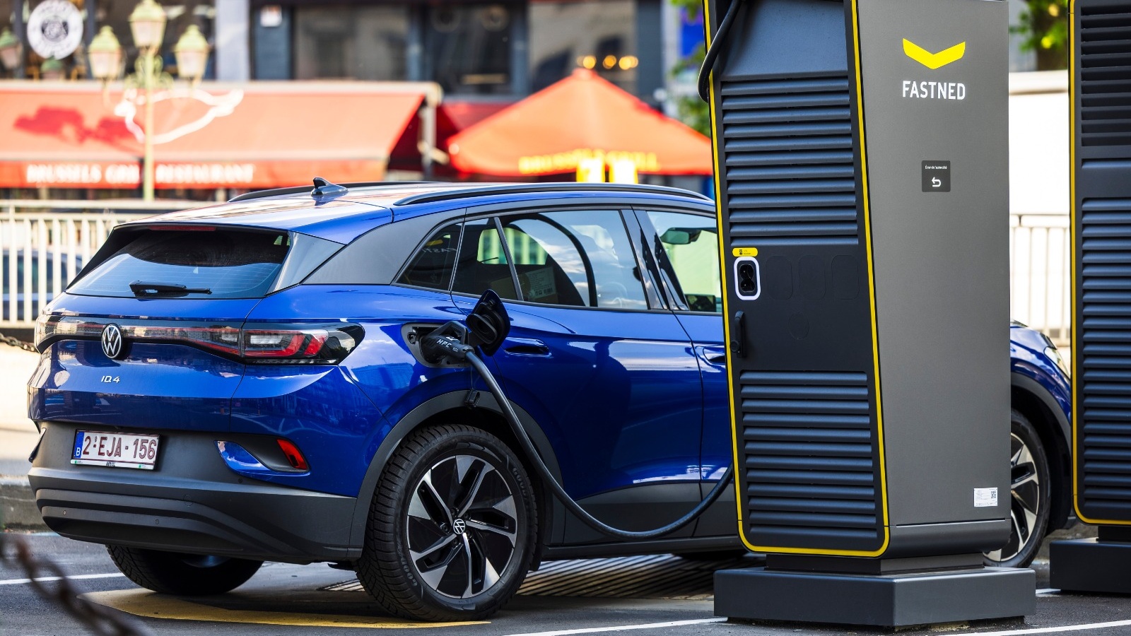 Bruselas sancionará los coches estacionados en las estaciones de carga