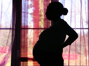 De vuelta en casa, Chloé da a luz en su