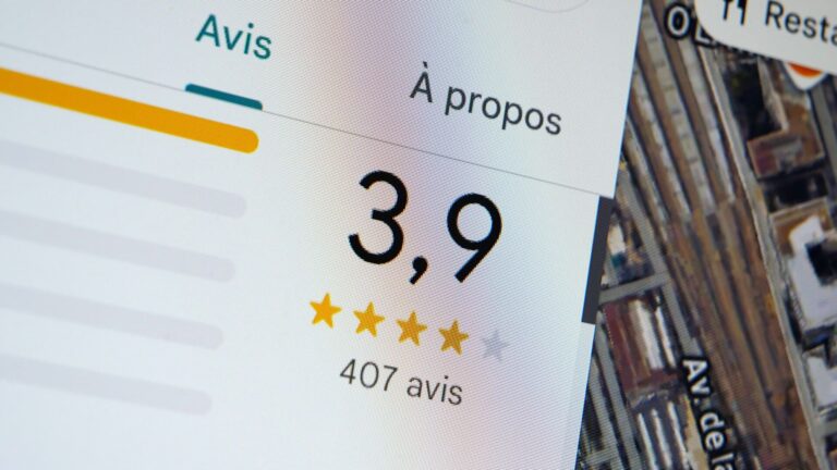 Descontento, un cliente deja una reseña negativa en Google sobre