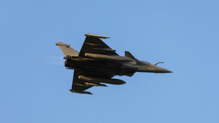Dos bombas AASM 1000 bajo un solo Rafale, la Marina