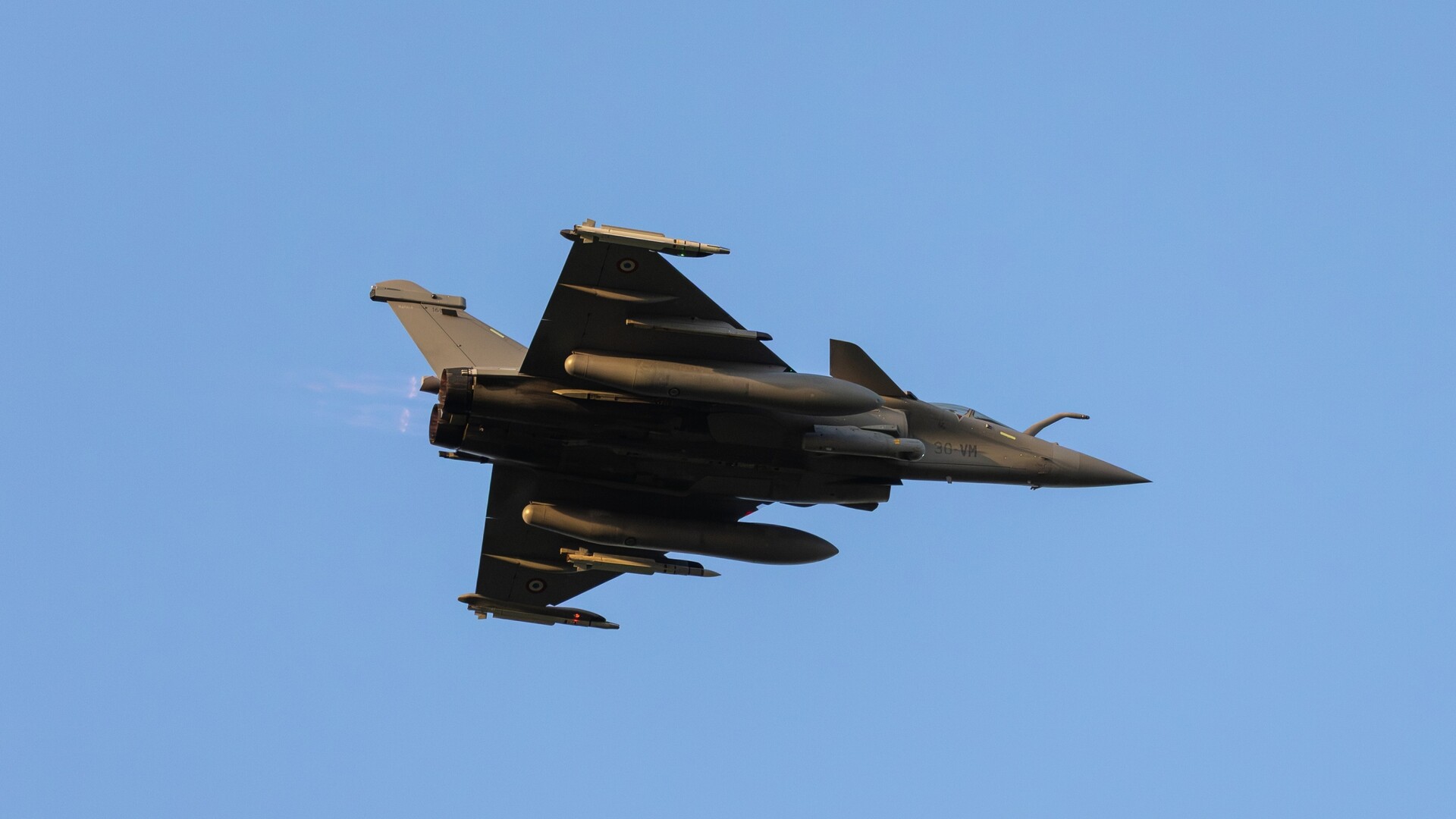 Dos bombas AASM 1000 bajo un solo Rafale, la Marina