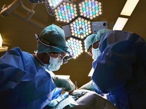Elle va al hospital para una operación de tobillo, la