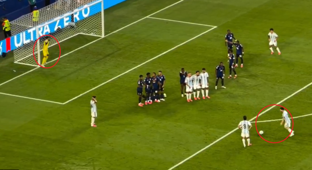 Messi preparándose para el golpe franca mientras el portero se coloca