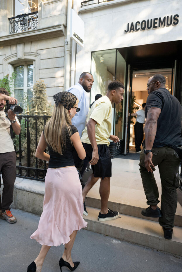 Kylian Mbappé y Ester Expósito disfrutando de compras en Jacquemus y Dior