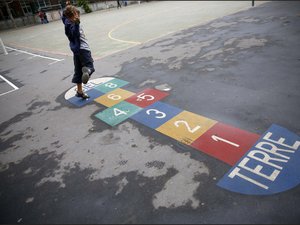 Jugando en el patio de recreo, dos alumnos de kindergarten