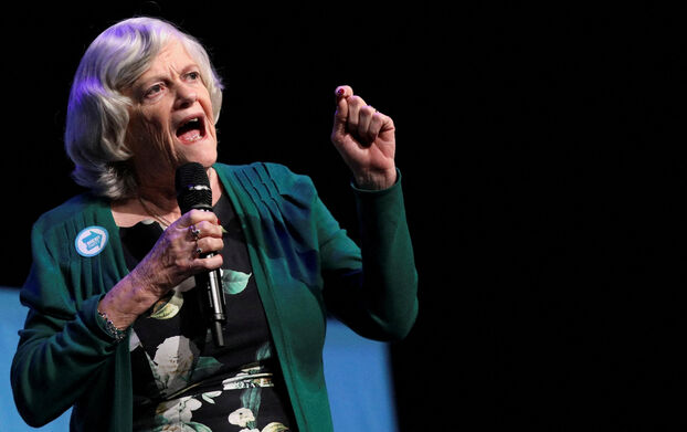 La exministra pro-Brexit Ann Widdecombe encontrada muerta con «serias heridas»: