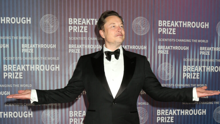 Lejos de sus preceptos de antaño, Elon Musk compra una