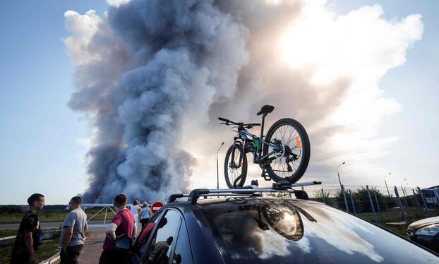 Llamas gigantes y humo negro: las imágenes de un centro