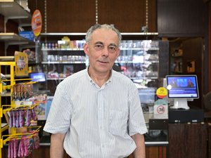 Retrato. "Tout change": Jean-Marc Vialars, la mirada crítica del estanquero