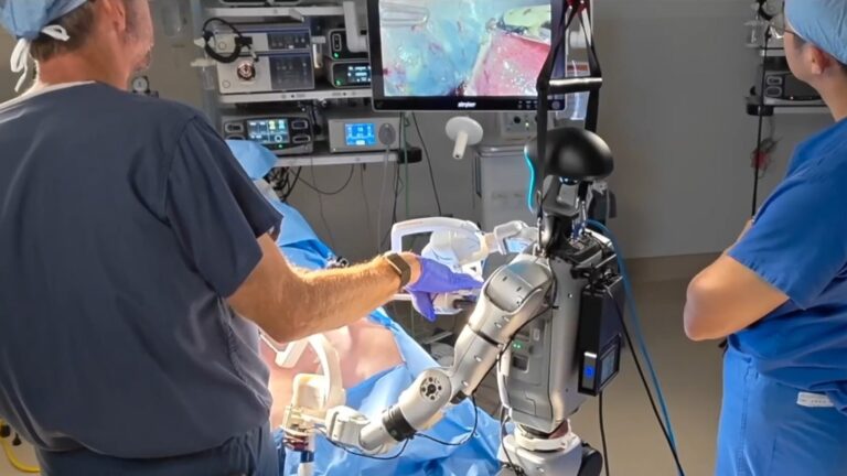 Robots humanoides realizan una operación quirúrgica con herramientas médicas estándar