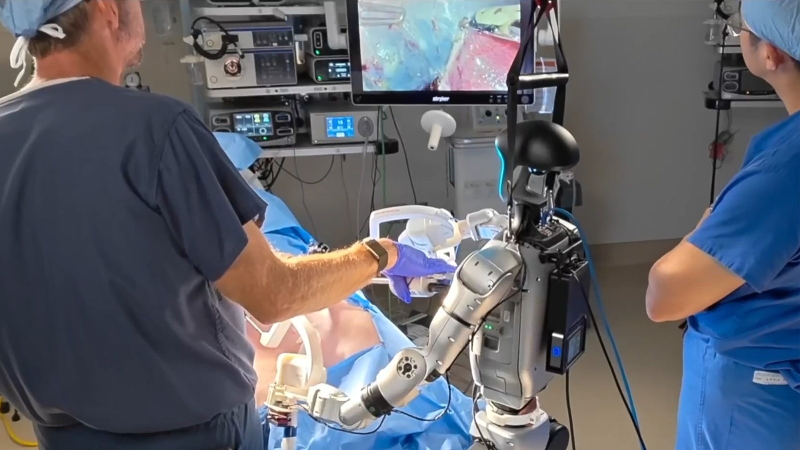 Robots humanoides realizan una operación quirúrgica con herramientas médicas estándar
