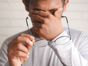 Se queja de graves problemas de visión y se frota