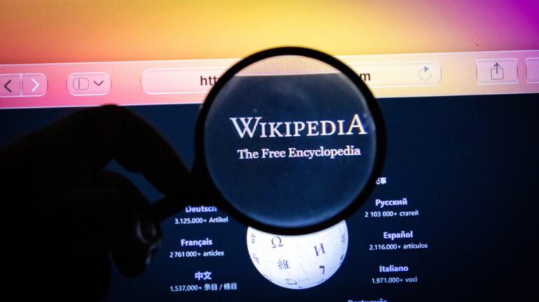 Teknomers alimenta a las IA, pero ¿puede la enciclopedia sobrevivir