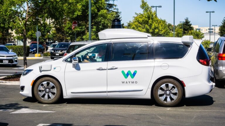 Waymo planea dejar Uber para lanzar sus robotaxis por su