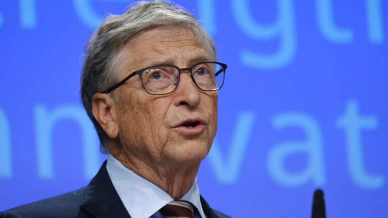 ¡Nuevo golpe duro para Bill Gates! Warren Buffett suspende sus