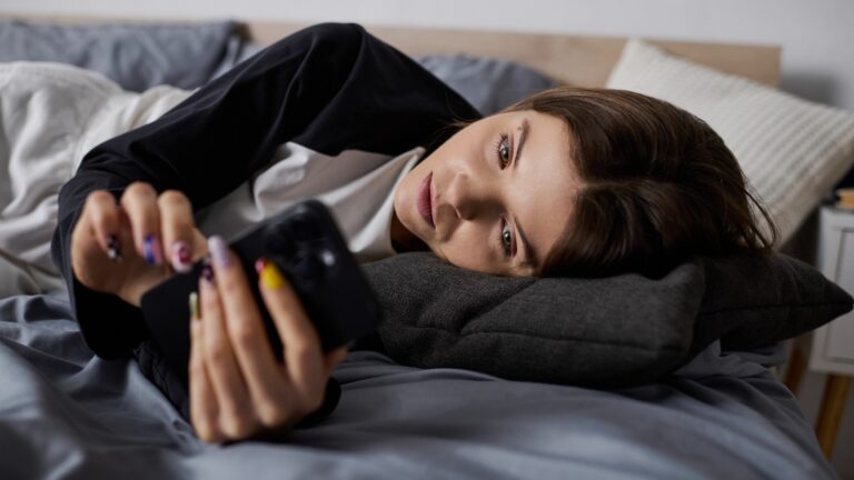 ¿Por qué agarras tu teléfono al despertar y cómo acabar