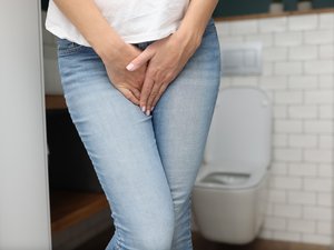 ¿Por qué no debemos retener la urinación?
