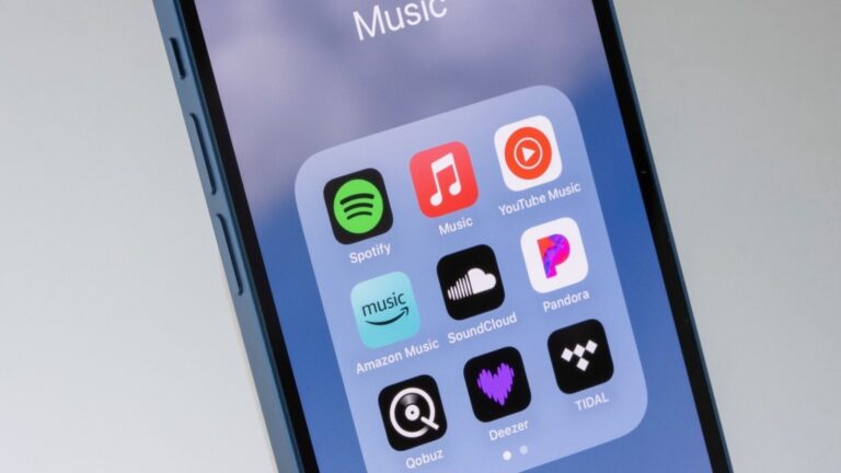 ¿Pronto habrá etiquetas de IA en Spotify, Apple Music y