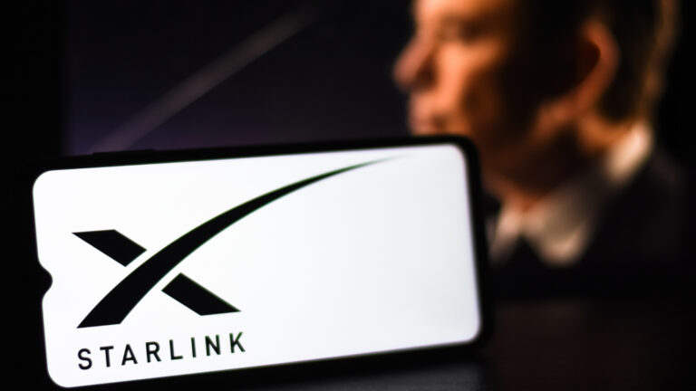 ¿Un sentimiento de culpa? Musk reduce los precios de Starlink