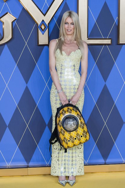 Claudia Schiffer porte une robe jaune pastel Versace lors de la première mondiale d'Argylle