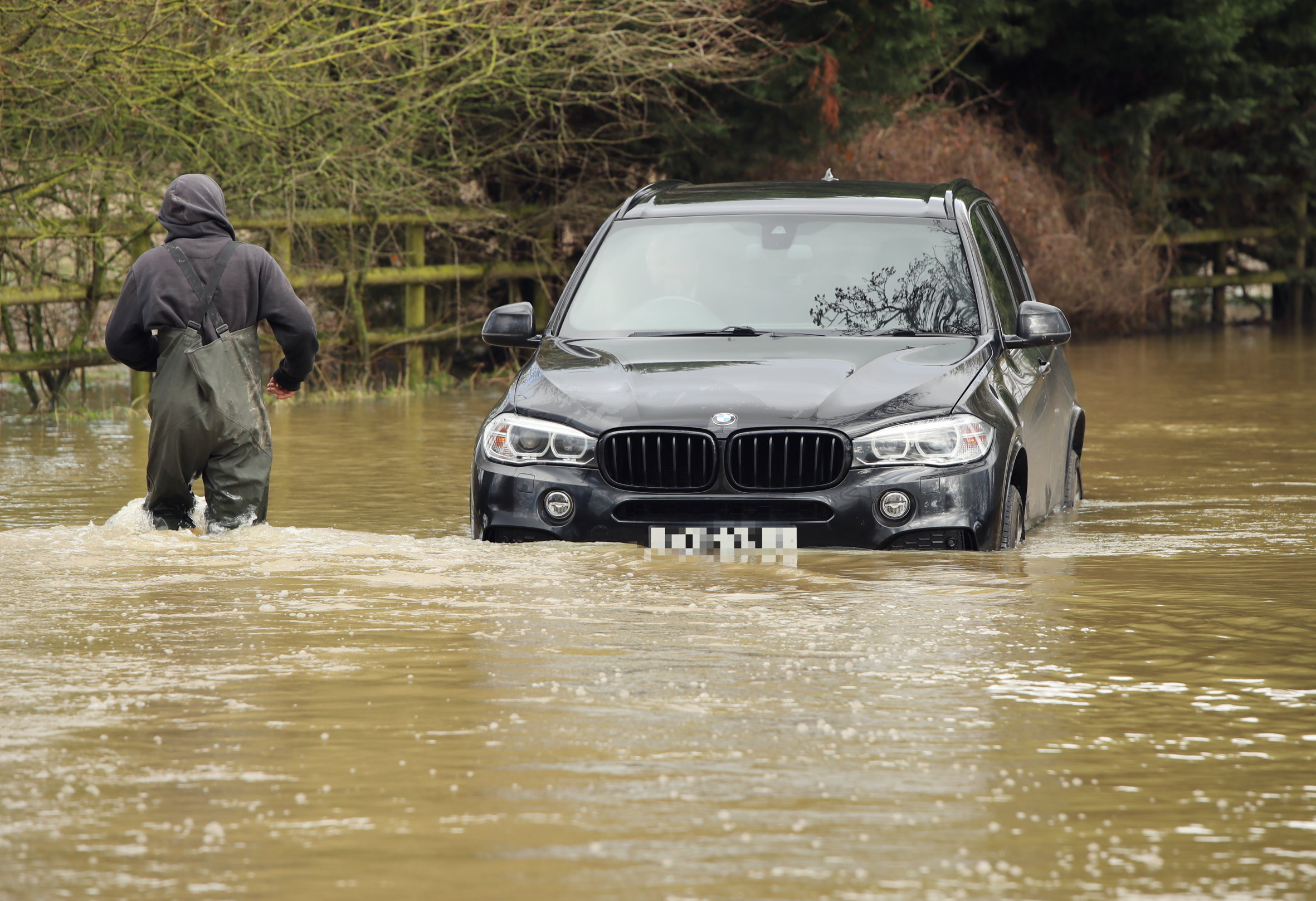 Une BMW X3 est restée bloquée lorsqu'elle s'est retrouvée coincée dans les eaux de crue près de Chelmsford