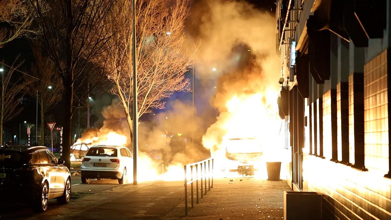 Beeld uit video: Brandende auto’s en chaos in Den Haag bij rellen groepen Eritreeërs