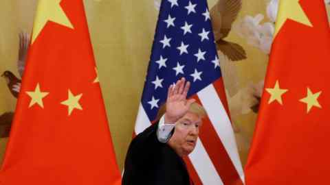 Donald Trump agite devant les drapeaux américain et chinois