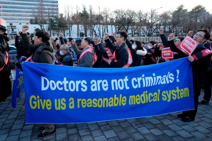 Des médecins organisent un rassemblement contre la politique médicale du gouvernement près du bureau présidentiel à Séoul