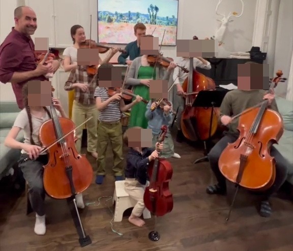 Tous les enfants jouent d'un instrument, comme ils l'ont démontré pour conclure la vidéo.