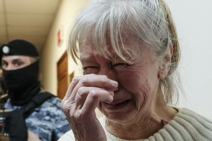 La mère du journaliste, Alla Ivanova, pleure après la condamnation de son fils.