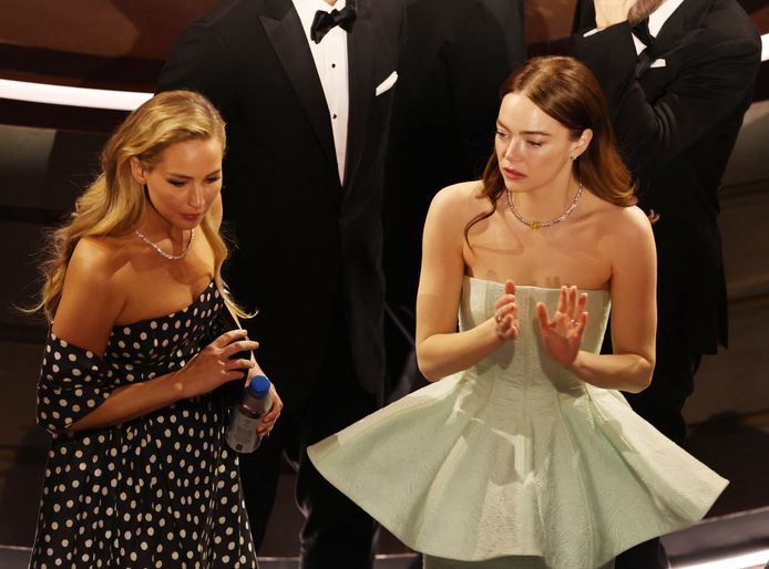 Emma Stone (à droite) et Jennifer Lawrence lors de la cérémonie des Oscars.