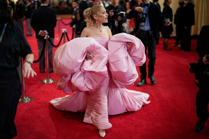 Ariana Grande porte une grande robe rose aux Oscars.