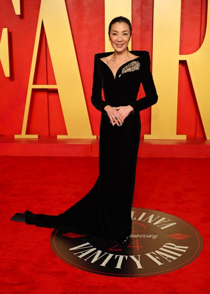 BEVERLY HILLS, CALIFORNIE - 10 MARS : Michelle Yeoh assiste à la soirée des Oscars Vanity Fair 2024 organisée...